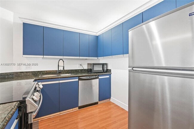 Building Photo - 2500 Parkview Dr