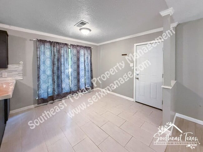Building Photo - 5180 Wildwood Dr