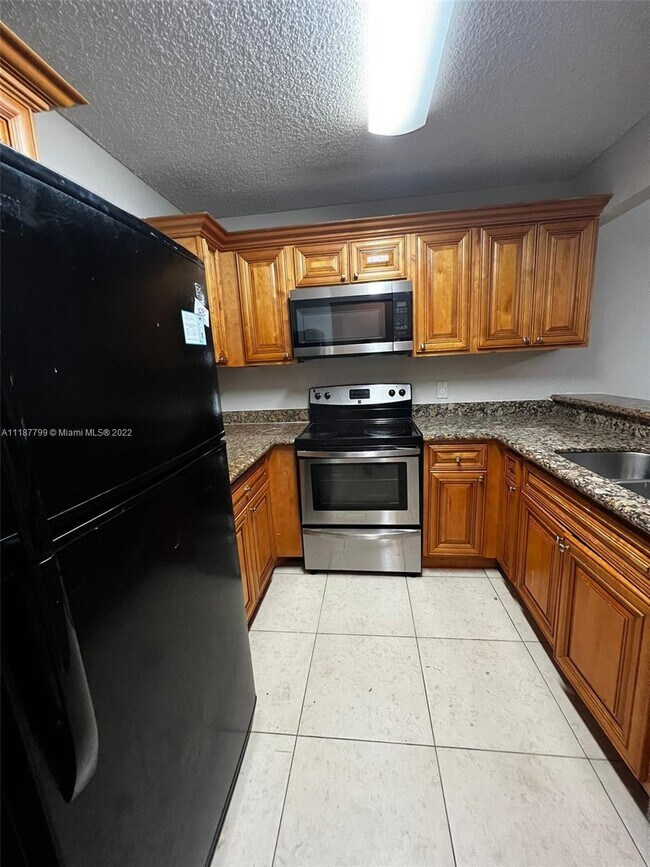 Building Photo - 1502 Lake Crystal Dr