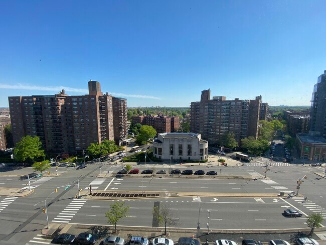 Foto del edificio - 10740 Queens Blvd