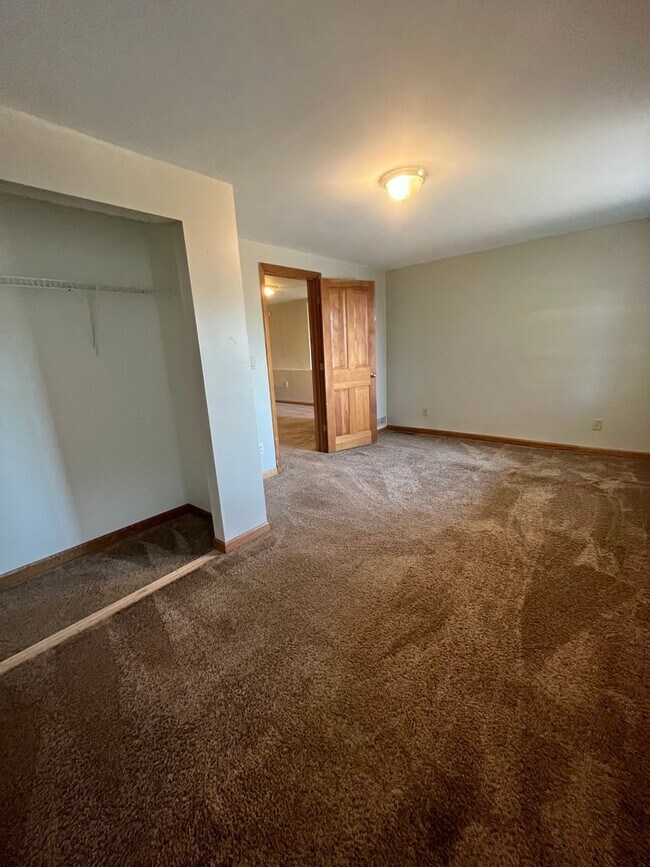 Building Photo - AVAILABLE SEPTEMBER - 2 BED 1 BATH Apt!