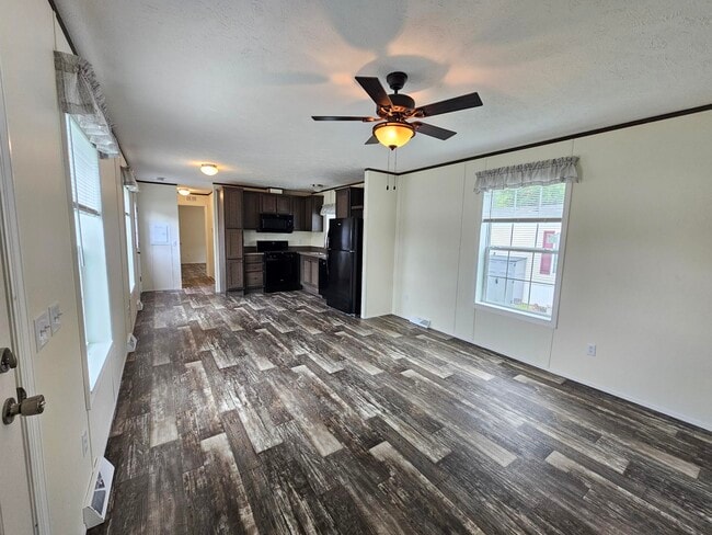 Building Photo - 441 Tulip Dr