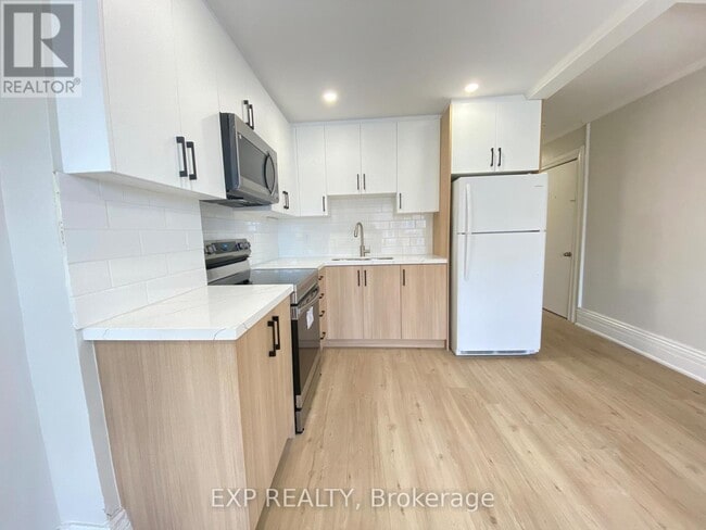 Building Photo - 32 Front St N