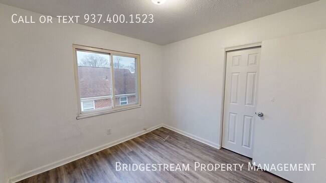 Building Photo - Updated top level 2 bed, 1 bath unit in No...