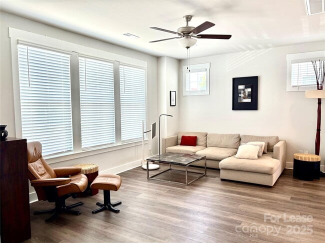 Building Photo - 562 Amalfi Dr