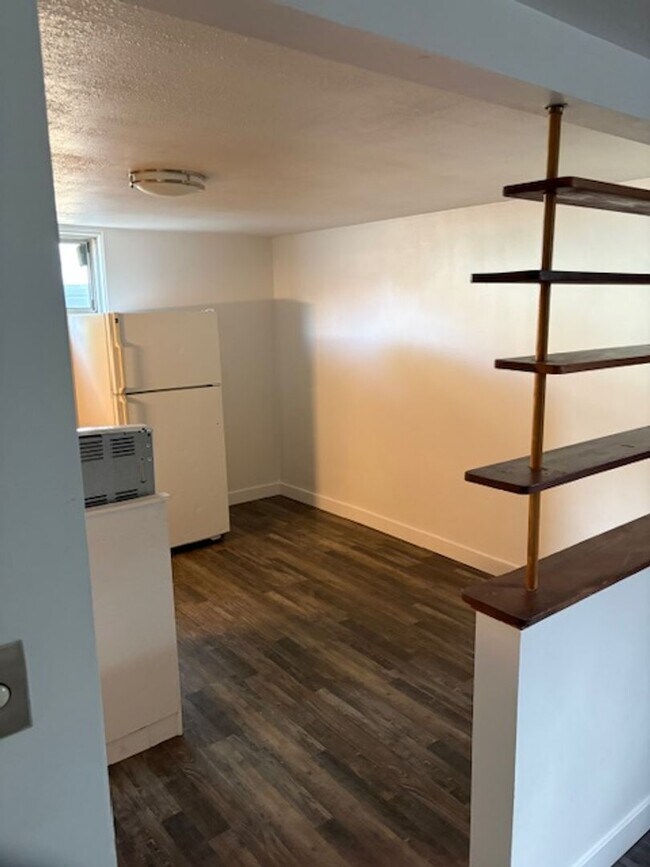 Building Photo - 418 Lola Ln