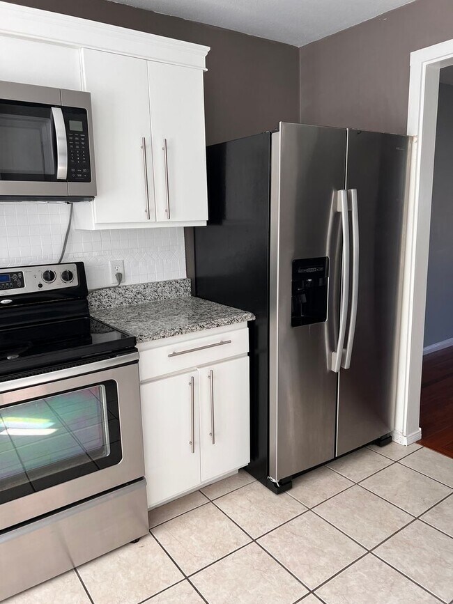 Building Photo - Beautiful 2+ Bedroom, 4 Level Townhome Wit...