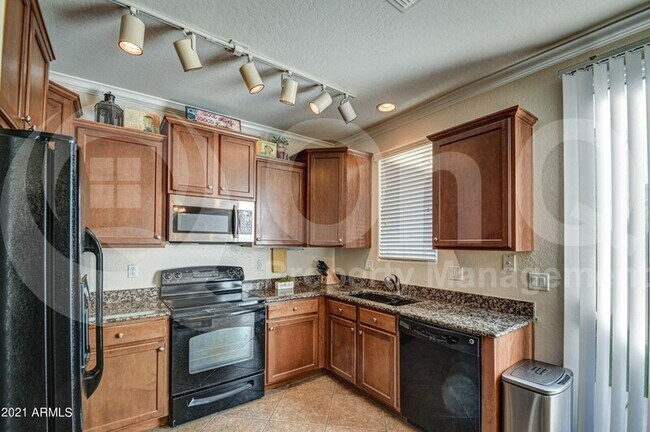 Building Photo - 4273 E Oakland St