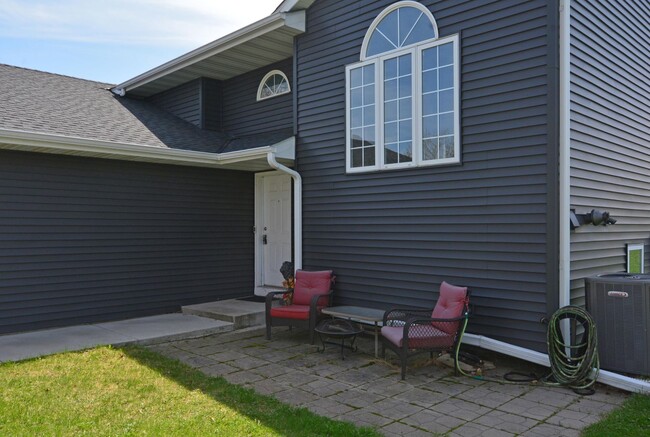 Foto del edificio - Spacious 4-Bedroom Gem in Buffalo with 3-C...