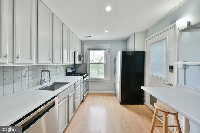Building Photo - 9 W Wissahickon Ave