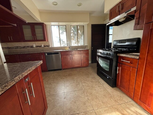 Photo - 526 W 49th St House