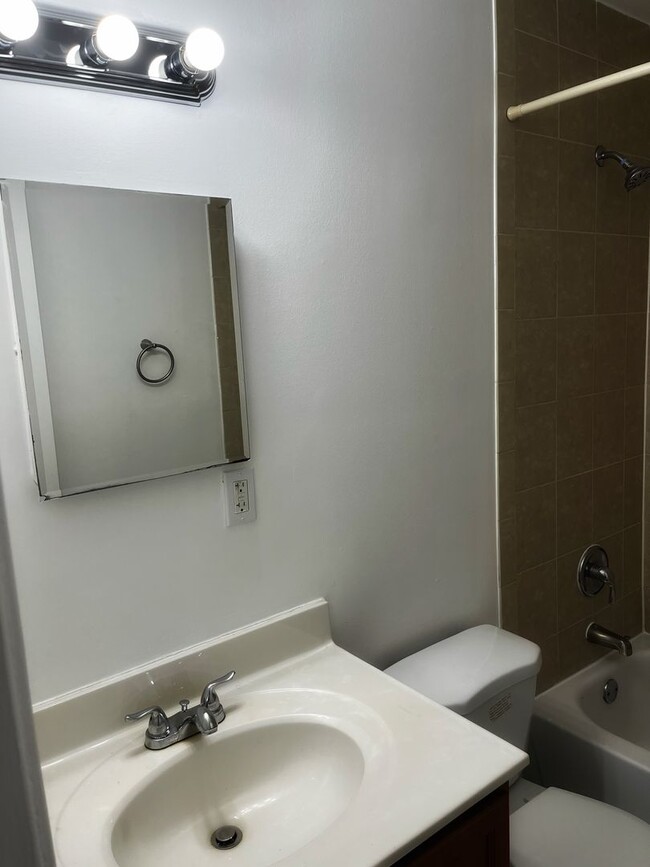 Foto del edificio - 3 bedroom 1 bathroom - Markham View Hyatts...