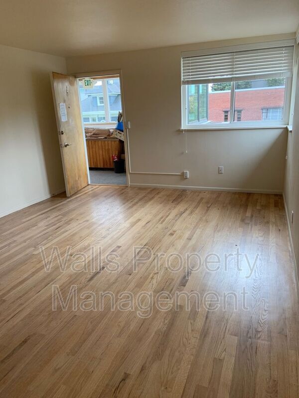 Building Photo - 612 Malden Ave E