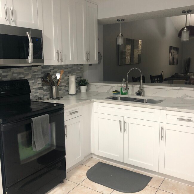 Building Photo - 327 Lake Placid Ct