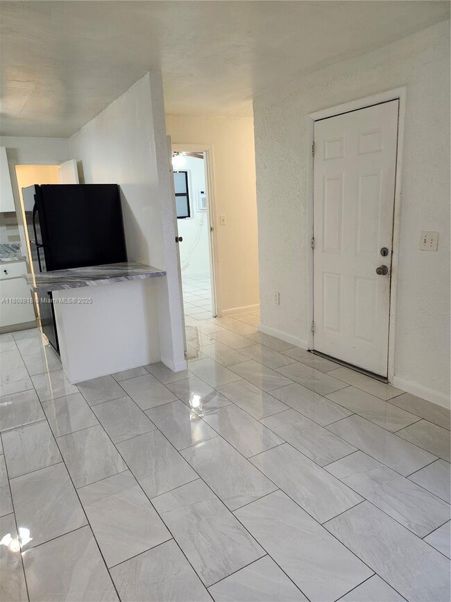 Foto del edificio - 551 NE 139th St