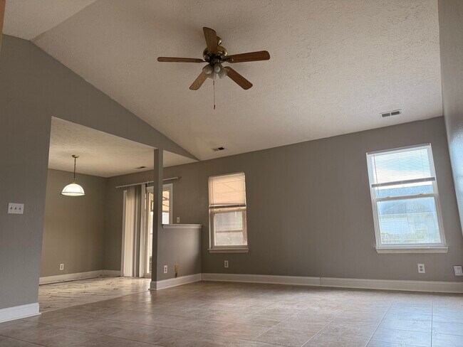 Building Photo - 1327 Roundtable Dr