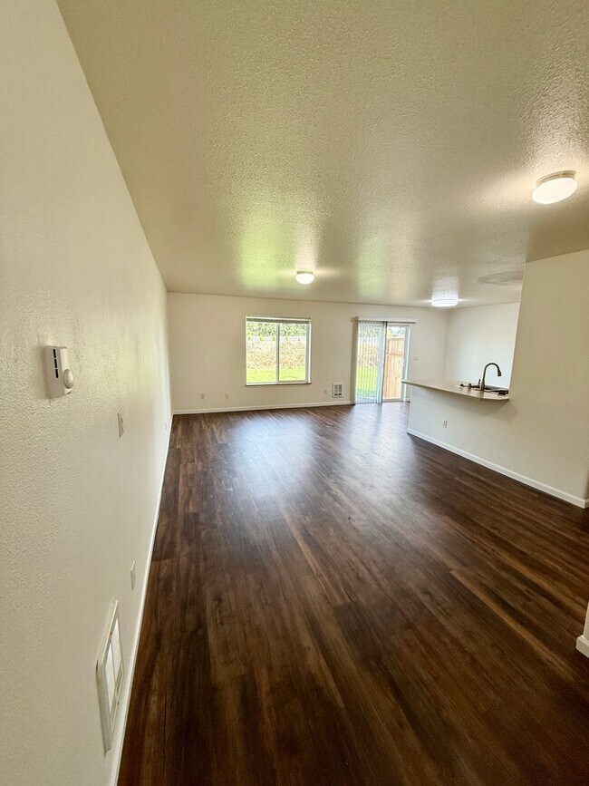 Foto del edificio - Newly Remodeled 3-Bed, 2.5-Bath Duplex for Rent in Longview