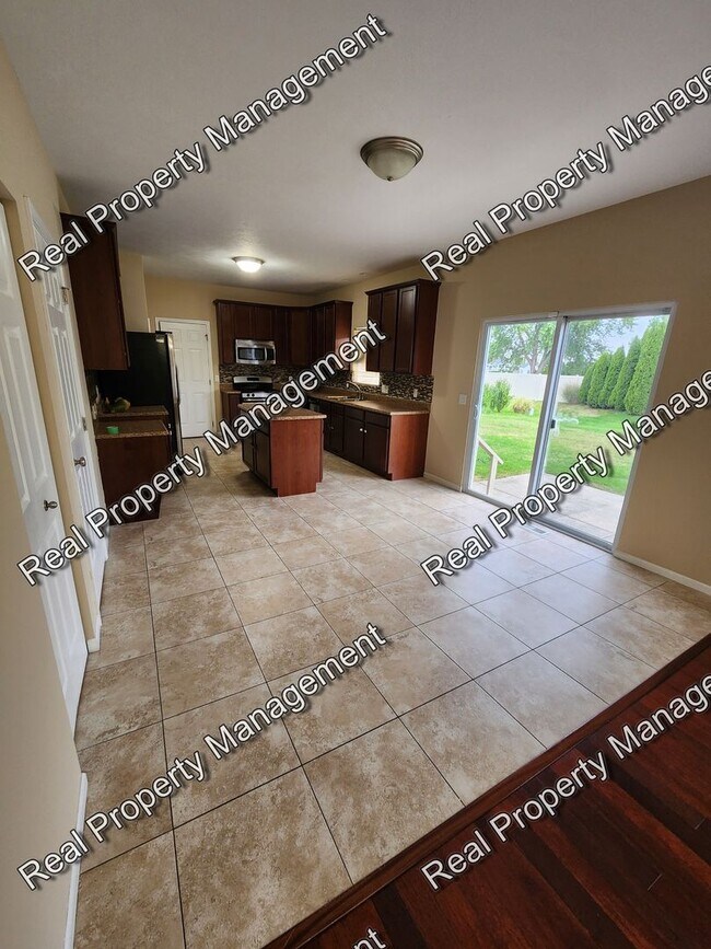 Building Photo - Spacious Crown Point 4 Bedroom