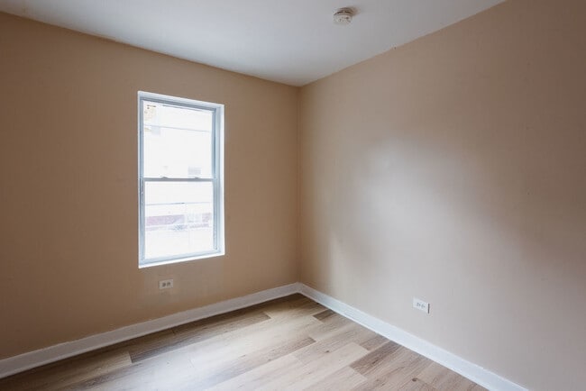 Building Photo - 714 Helmholz Ave