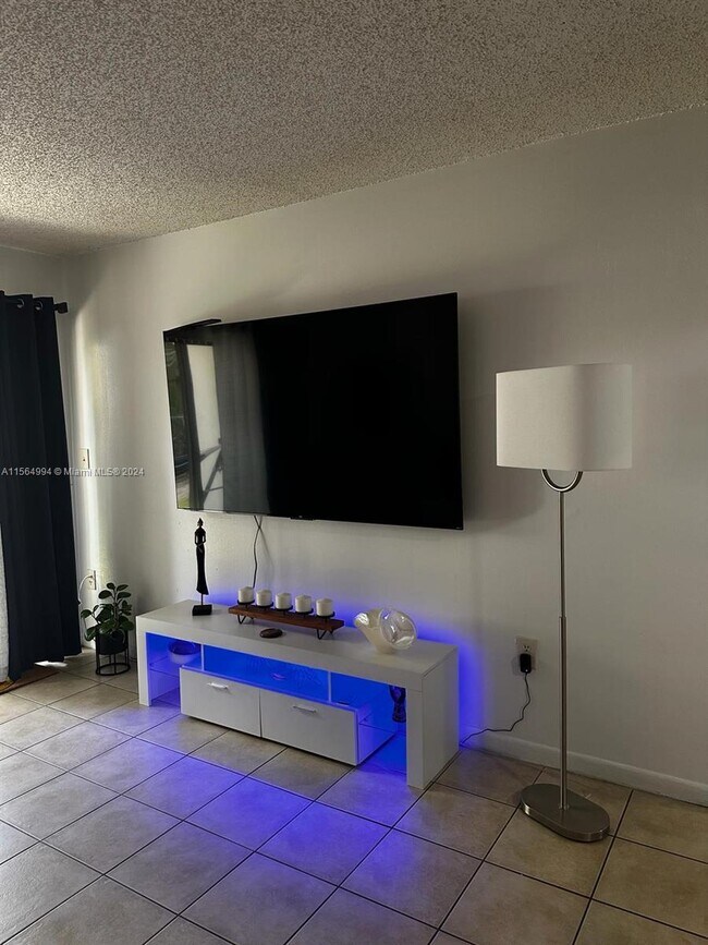 Foto del edificio - 7220 NW 179th St