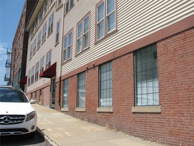 Building Photo - 396 Roosevelt Ave