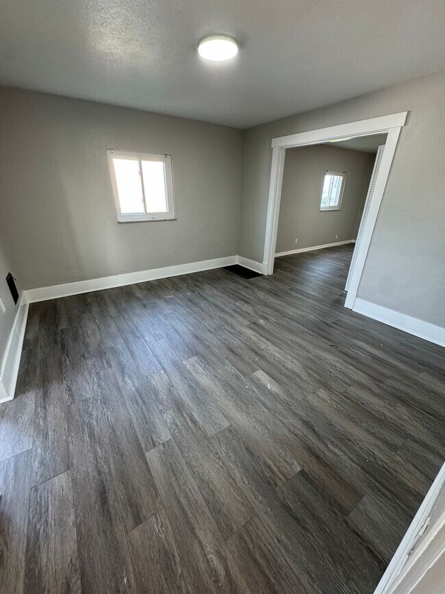Building Photo - 4 Bedroom 2 Bath in Mckees Rocks!