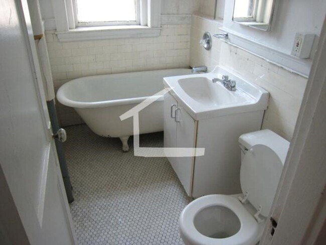 Foto del edificio - NO FEE 9/1 Studio In front of Whole Foods Close To BU and BC HeatHE Inc New Bathroom