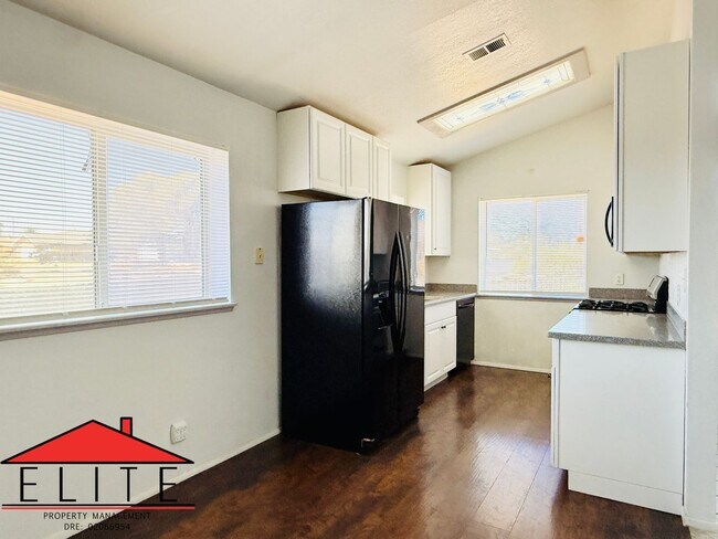 Building Photo - AVAILABLE NOW!!