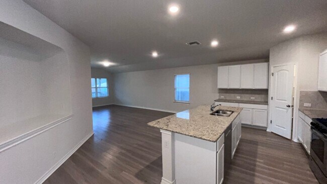 Foto del edificio - Charming 4-Bedroom Home Available for Rent...