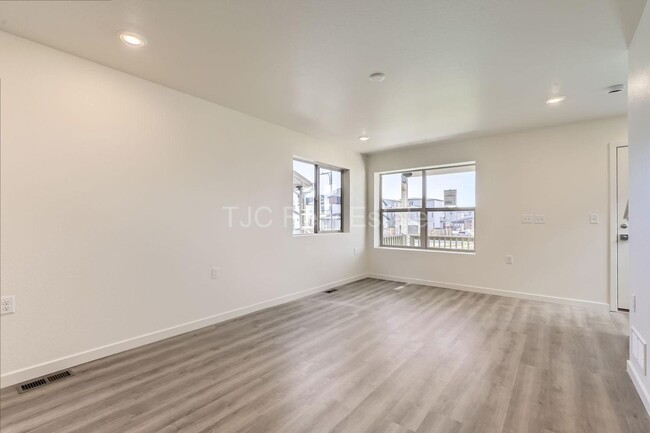 Building Photo - Band New Home