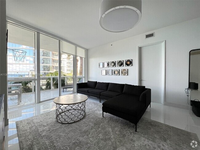 Building Photo - 15811 Collins Ave