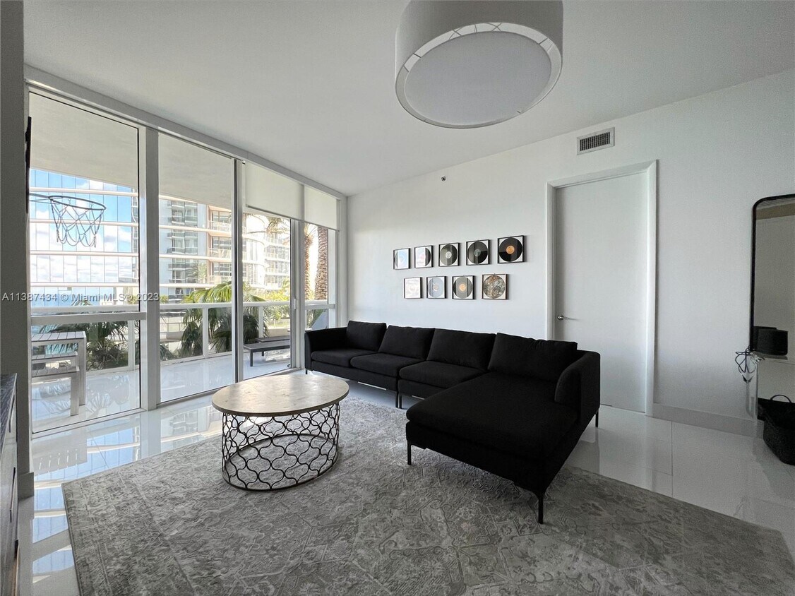 Foto principal - 15811 Collins Ave