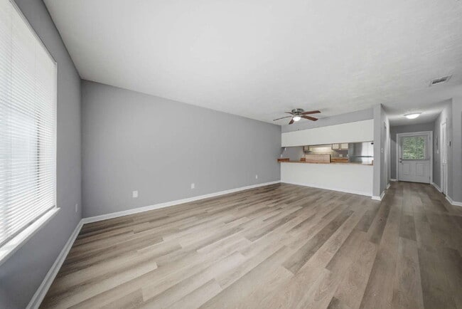 Building Photo - Recently Remodeled 2 Bedroom 1 Bathroom Duplex! BRAND NEW APPLIANCES! FRESH PAINT!