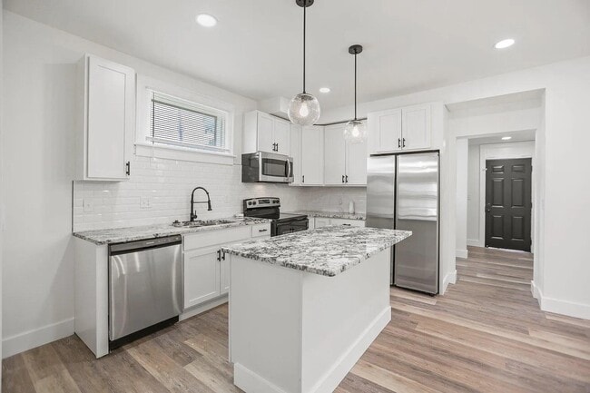 Building Photo - 852 Oakwood Ave
