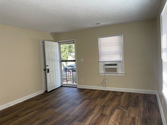 Building Photo - 2 bed, 1 bath located in High Point!
