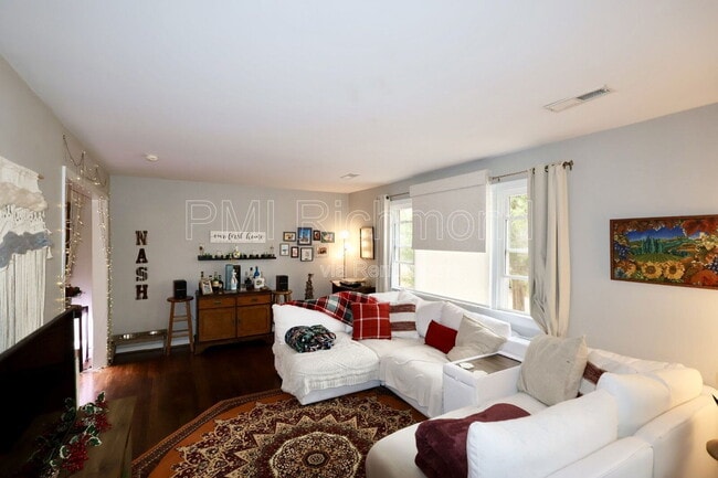 Foto del edificio - 3012 Elmbrook Rd