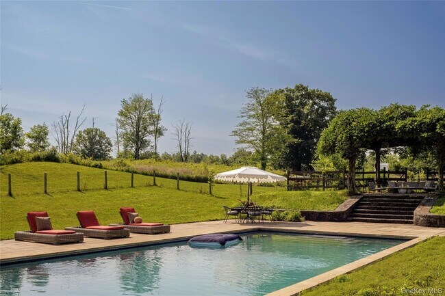 Foto del edificio - 243 Morton Rd