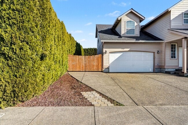 Building Photo - Two-Story 3 bed, 2.5 bath Home in East Salem with Large Bonus Room!