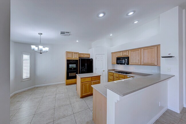 Foto del edificio - First Show: The first open showing is on 5/13 at 4PM. Please be prompt. We will be processing any...