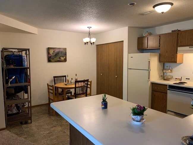 Building Photo - Lake Ridge Condominium