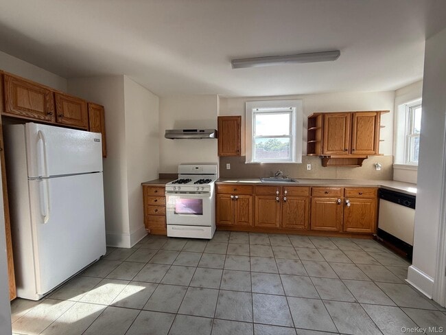 Building Photo - 837 White Plains Rd