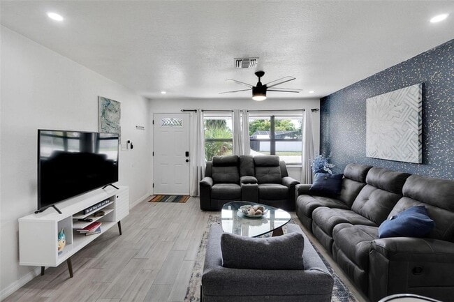 Foto del edificio - 4731 W Montgomery Ave