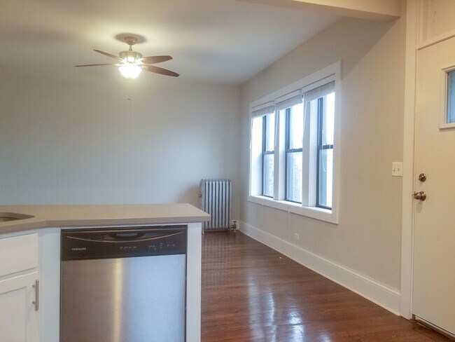 Foto del edificio - 2211 W Foster Ave