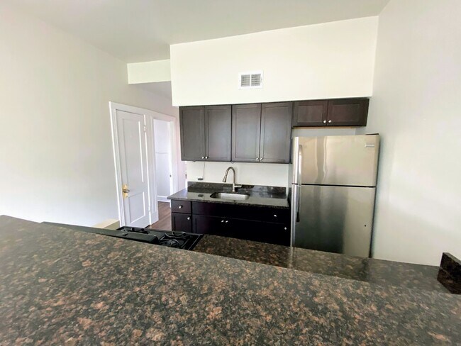 Foto del edificio - 2647 W Augusta Blvd