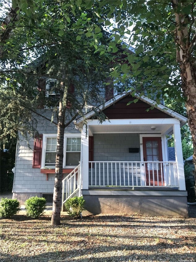 22 Donald St, Roslyn Heights, NY 11577 House Rental in Roslyn Heights