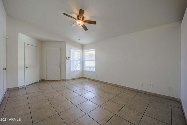 Building Photo - This property features a 2 bedroom, 1 bath