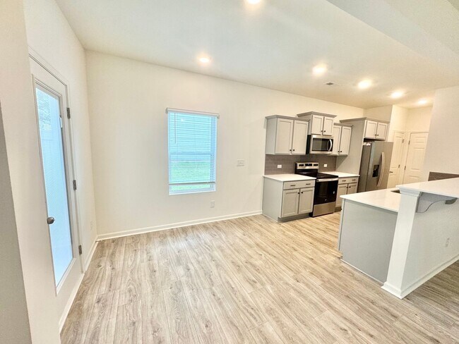 Foto del edificio - 3 Bedroom paired home with 2 car garage mi...