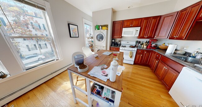 Building Photo - 2.5 bedroom/1 bathroom Cambridge apartment...