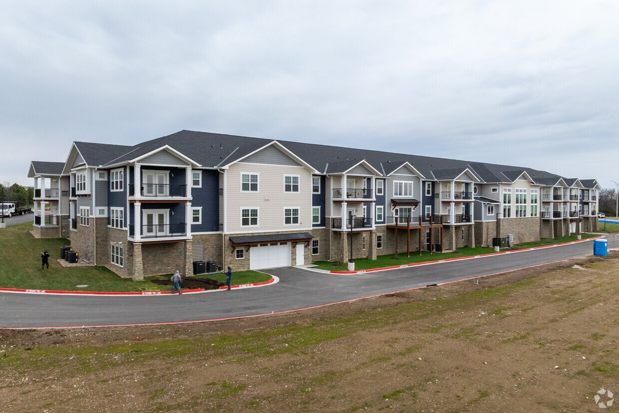 Building Photo - Raintree Village