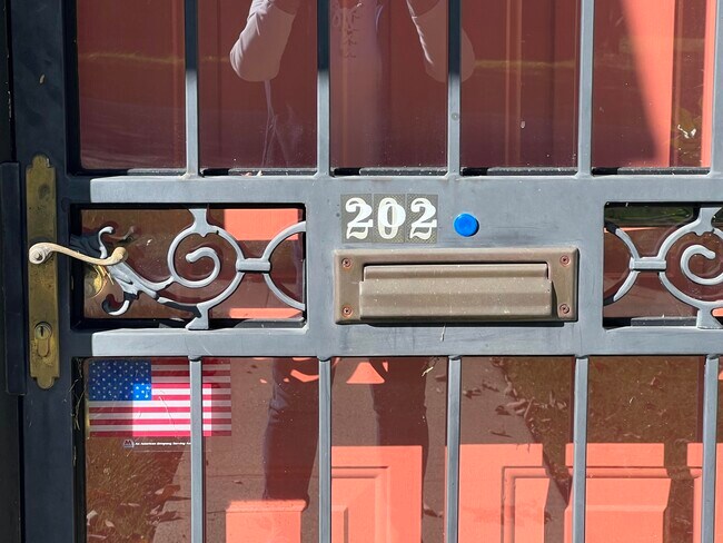Foto del edificio - 237 Waveland Ave